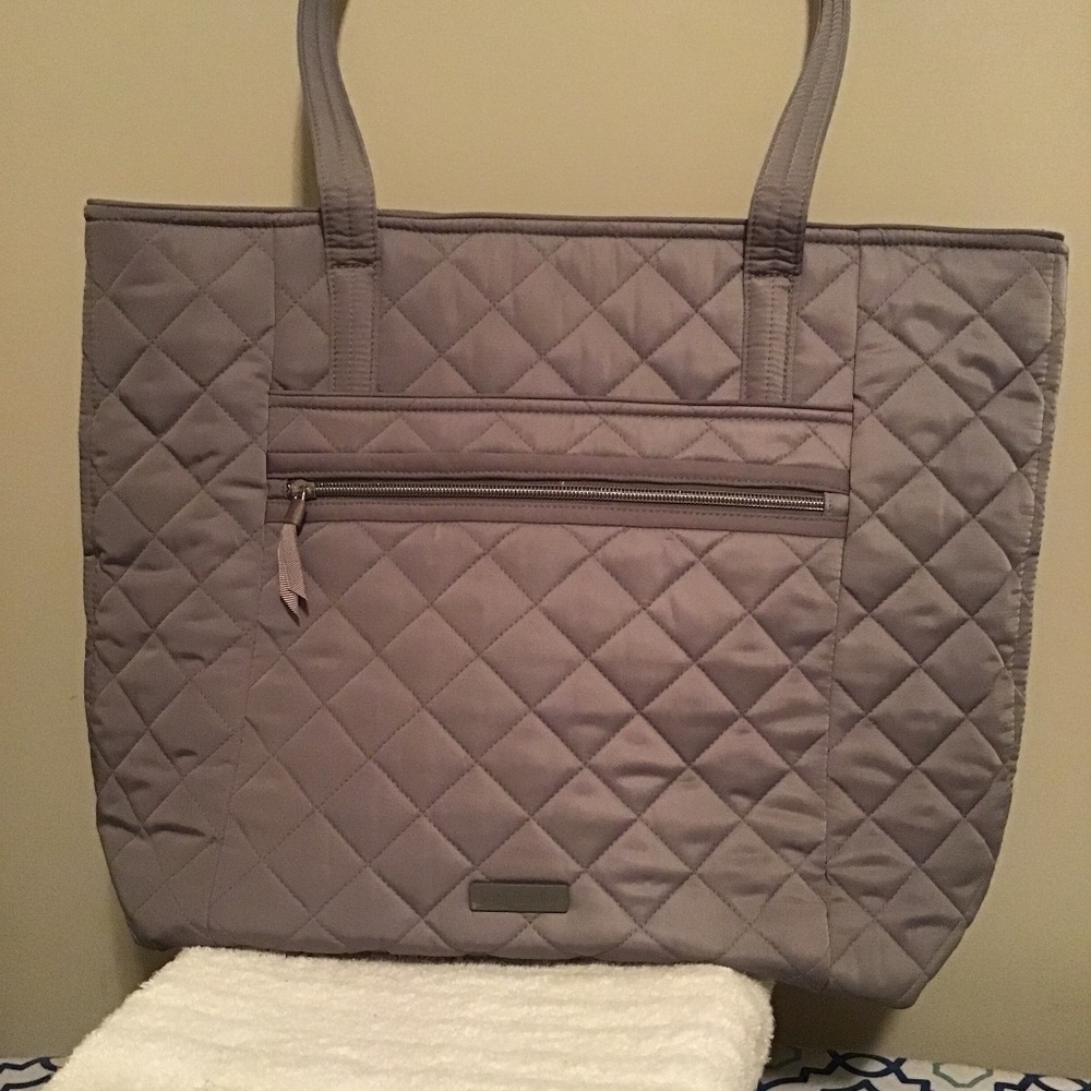 🔥Best offers, Vera Bradley, 19X15, lrg. Travel Tote bag, great condition,gray,